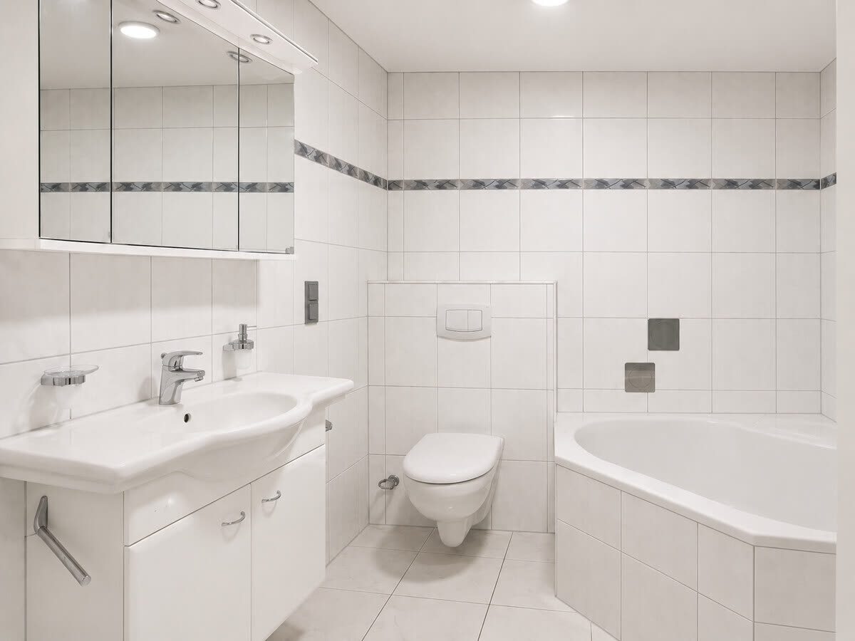 Bad mit Eckbadewanne – 3-Zimmer-Wohnung in Bad Dürkheim