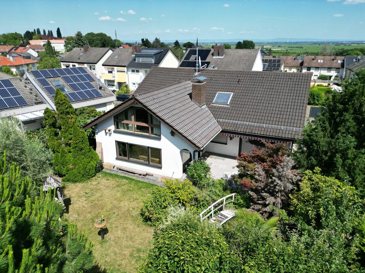 **VERKAUFT** Großes EFH mit Einliegerwohnung auf 745 m² Gartengrundstück in Toplage von Königsbach
